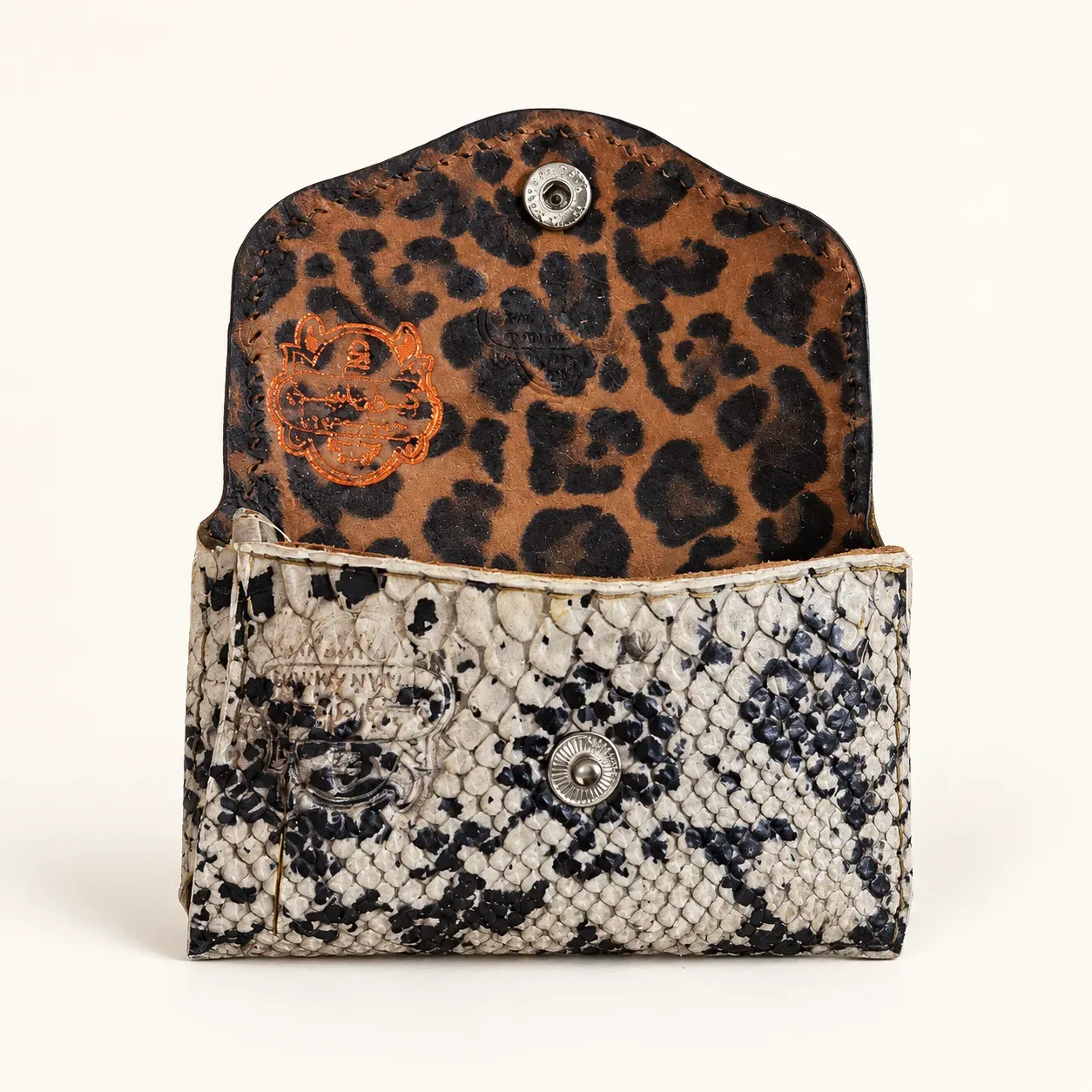 Dastan Cardholder detail view 2